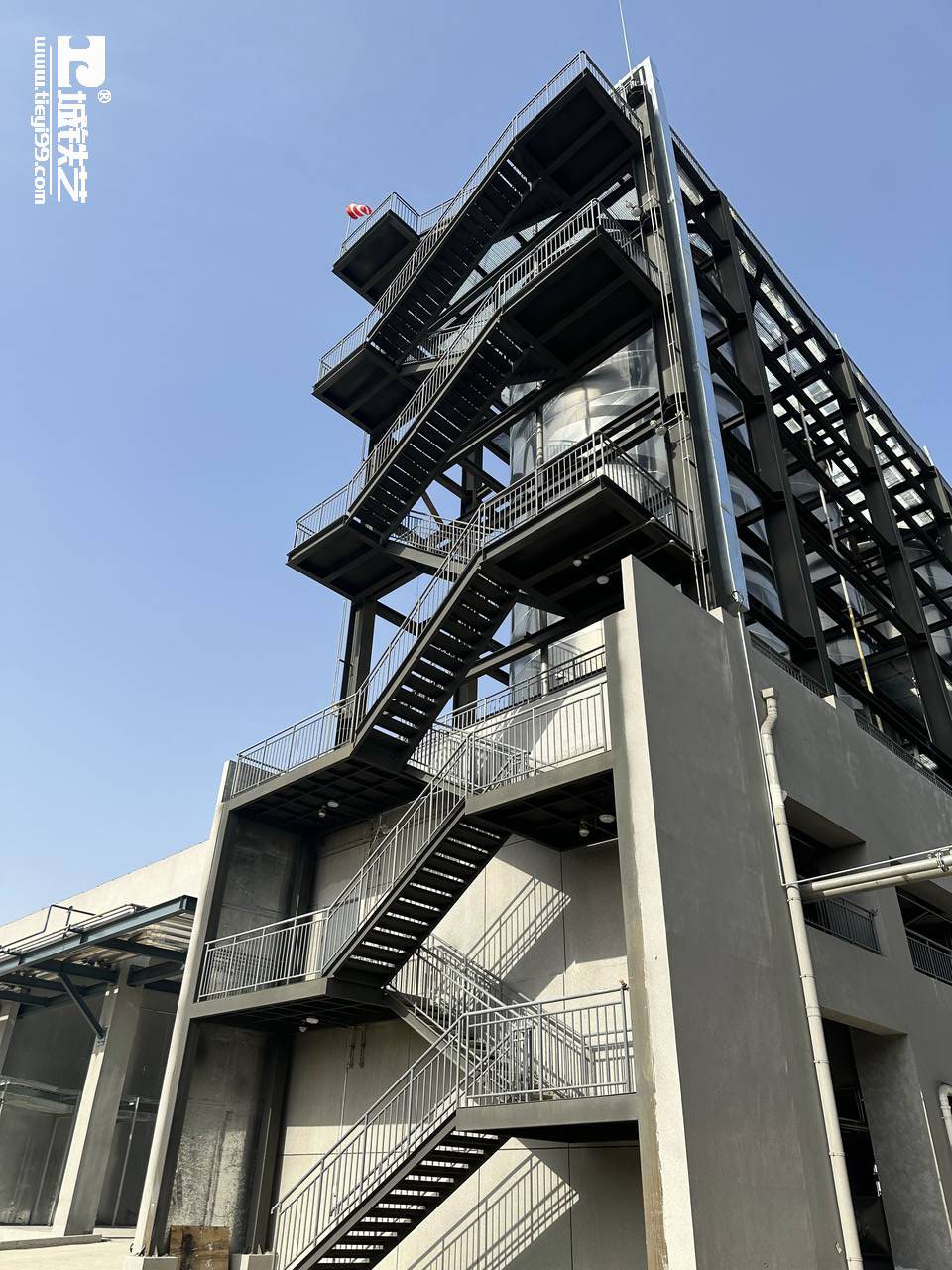 钢构楼梯|钢结构楼梯|定制楼梯GGT2201-实景拍摄-万款铁艺栏杆之钢构楼梯-视频讲解-图4