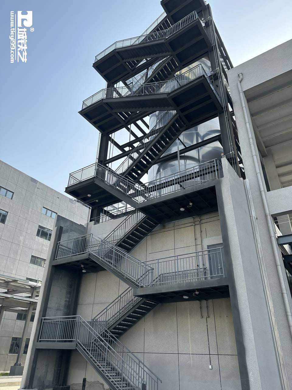 钢构楼梯|钢结构楼梯|定制楼梯GGT2201-实景拍摄-万款铁艺栏杆之钢构楼梯-视频讲解-图6