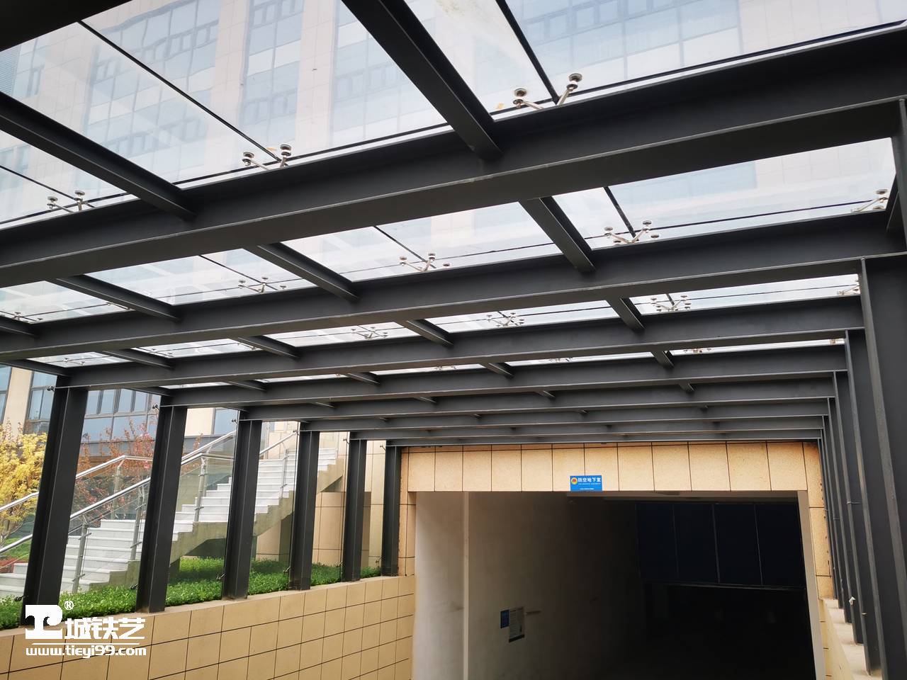 轻钢雨棚|钢结构雨棚|铁艺廊架|钢结构框架|铁艺结构TLJ2117-实景拍摄-图4