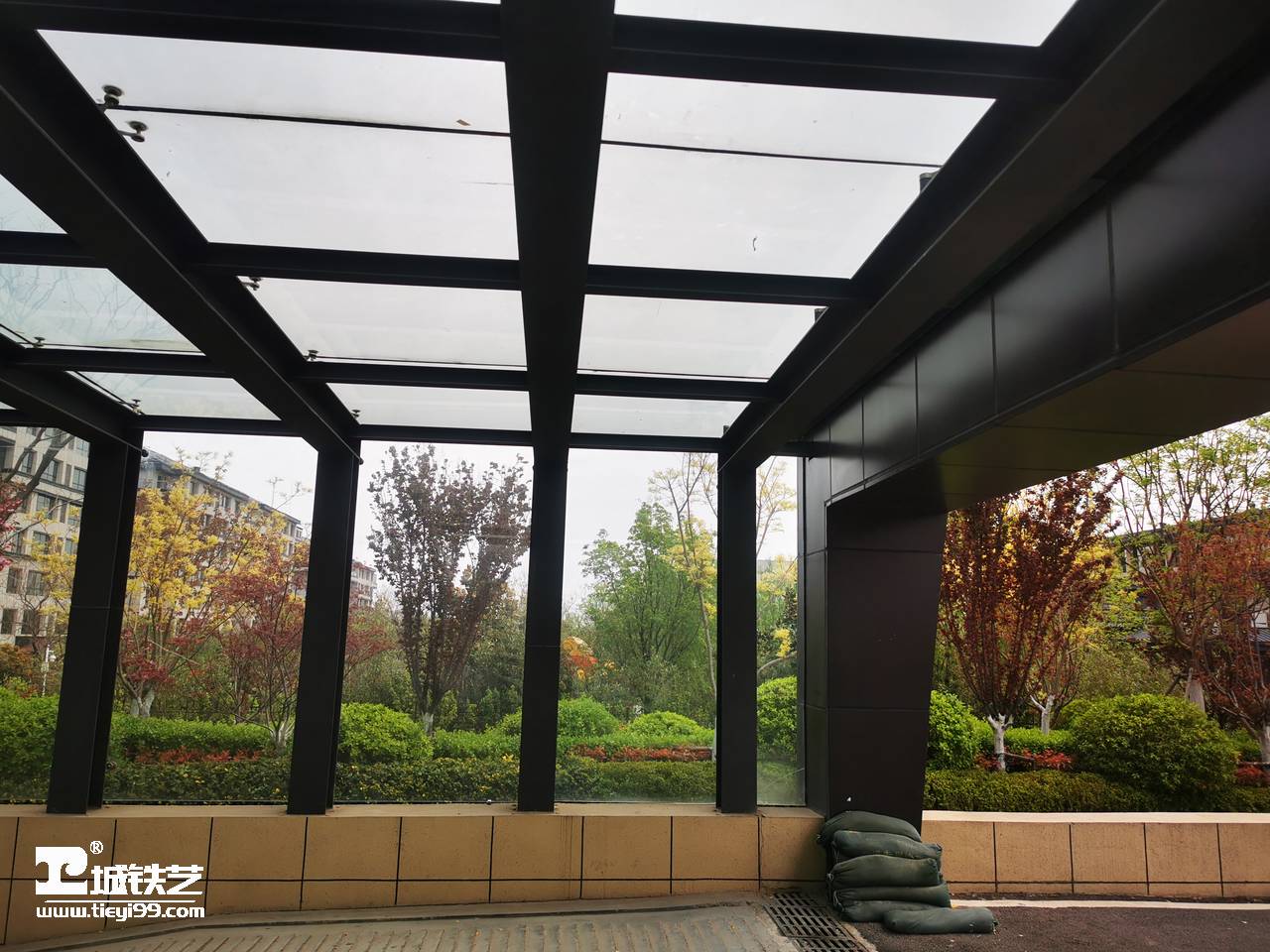 轻钢雨棚|钢结构雨棚|铁艺廊架|钢结构框架|铁艺结构TLJ2117-实景拍摄-图5