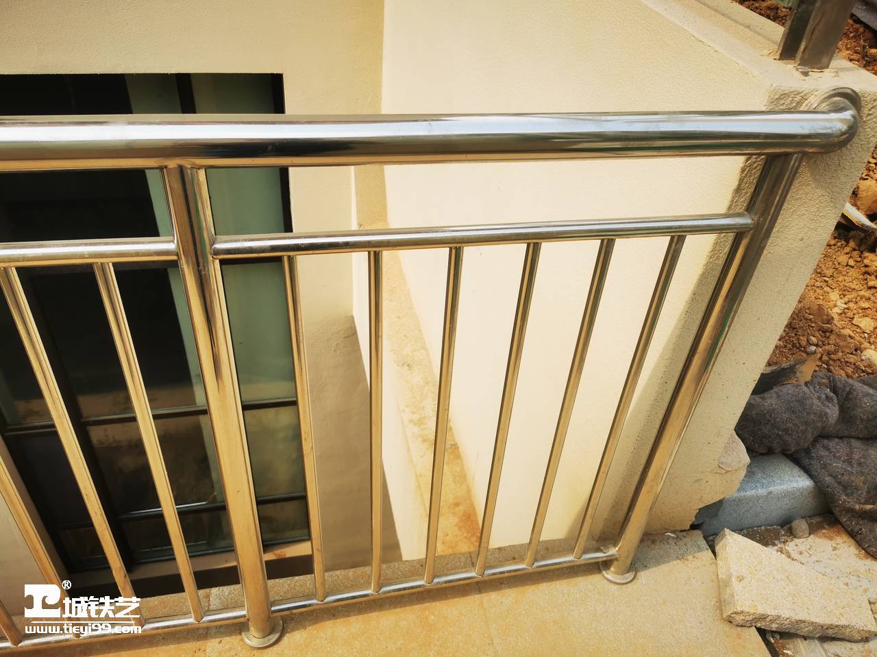 楼梯护栏|不锈钢楼梯栏杆|铁艺楼梯扶手TFS2151-案例赏析-图2